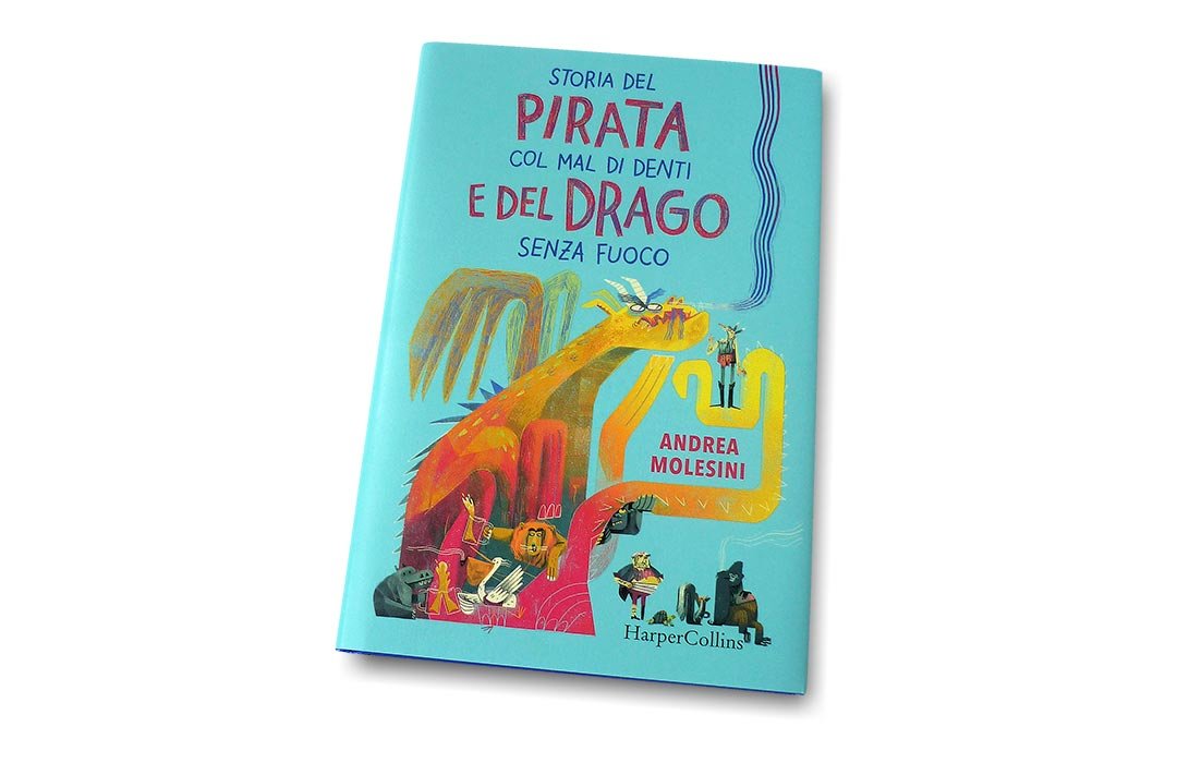 Storia del pirata col mal di denti e del drago senza fuoco di Andrea Molesini è una storia corale, dal ritmo classico.